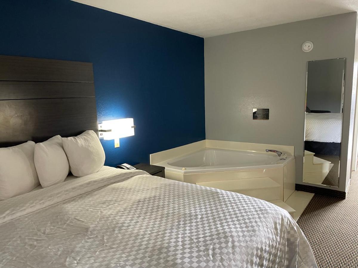 Clairmont Inn & Suites - Warren Zewnętrze zdjęcie