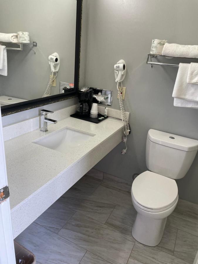 Clairmont Inn & Suites - Warren Zewnętrze zdjęcie