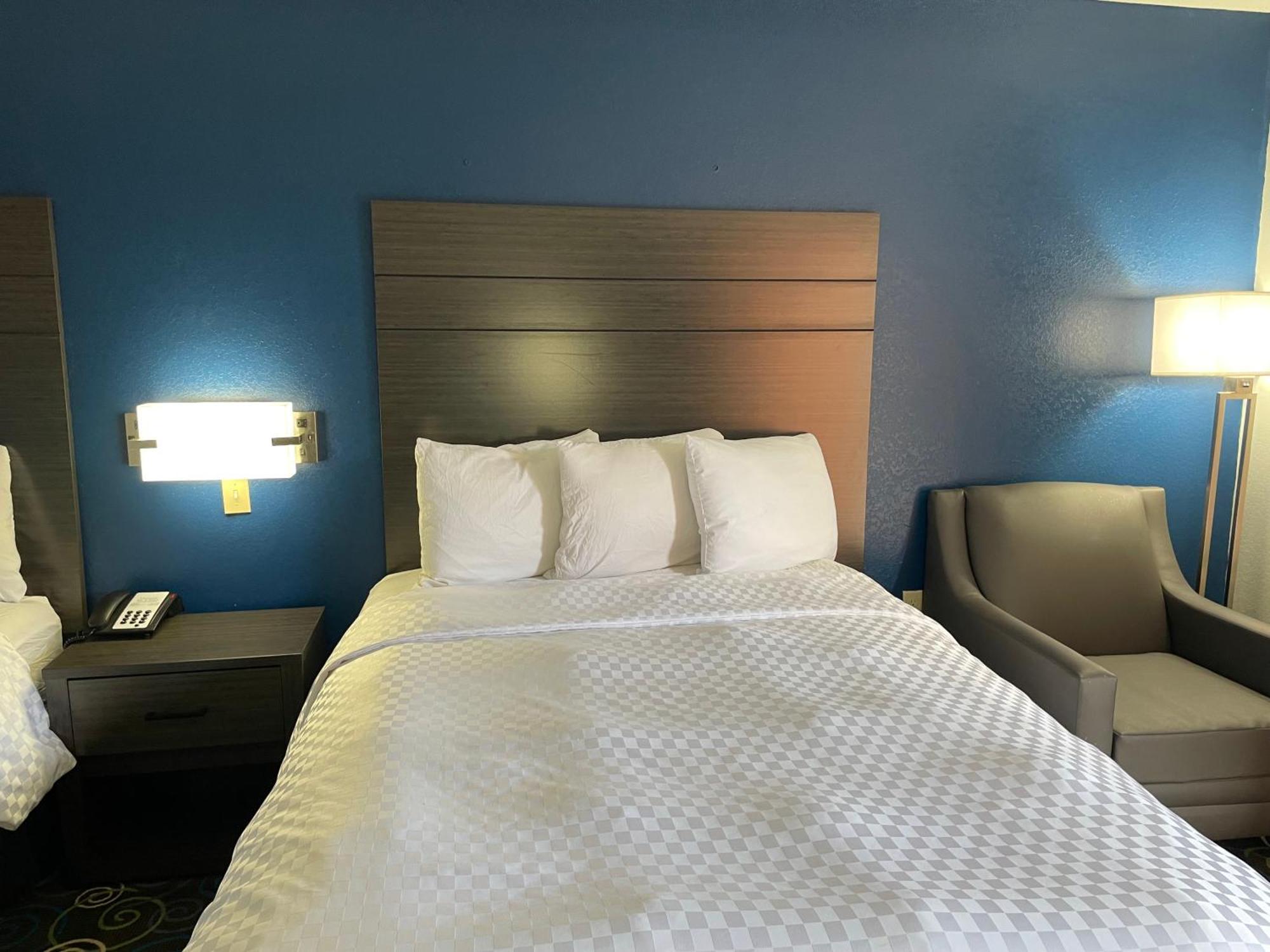 Clairmont Inn & Suites - Warren Zewnętrze zdjęcie