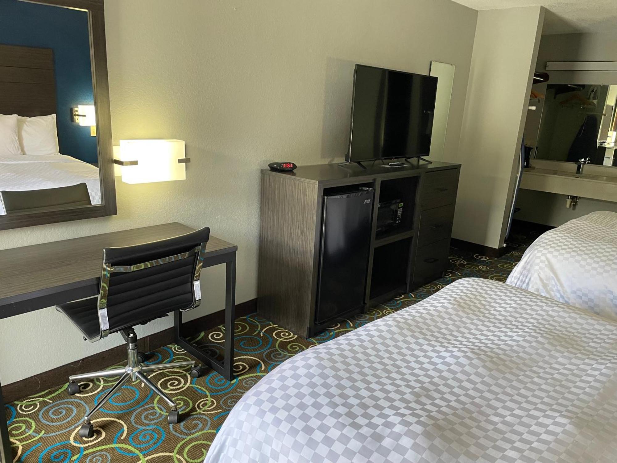 Clairmont Inn & Suites - Warren Zewnętrze zdjęcie