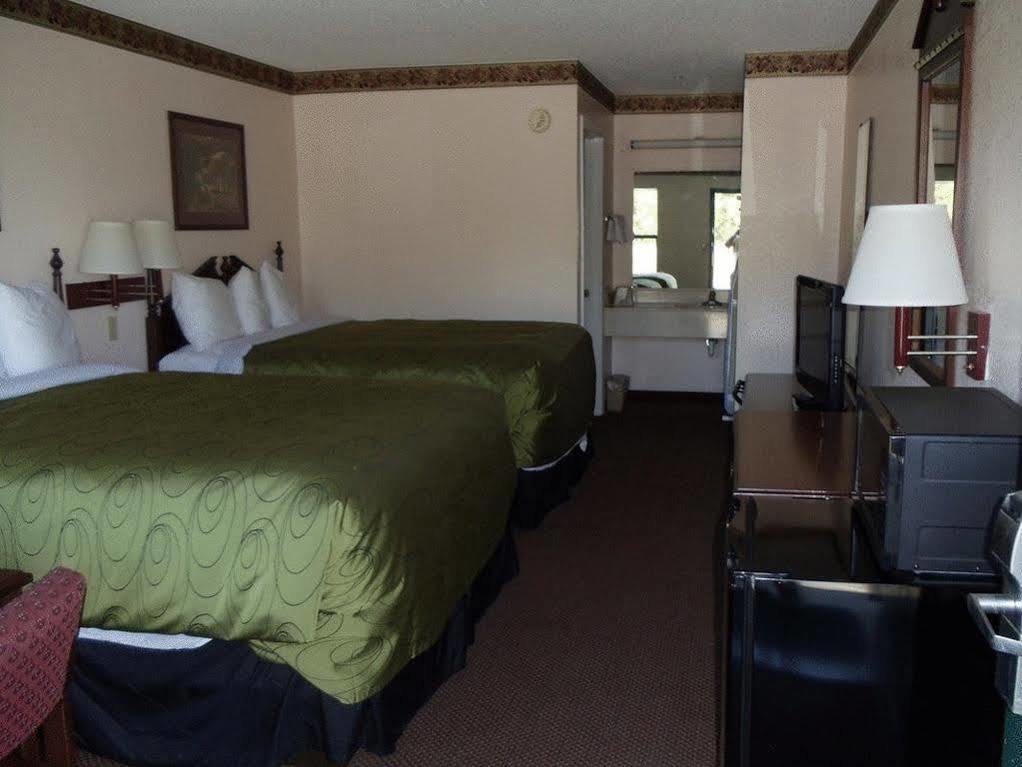 Clairmont Inn & Suites - Warren Zewnętrze zdjęcie