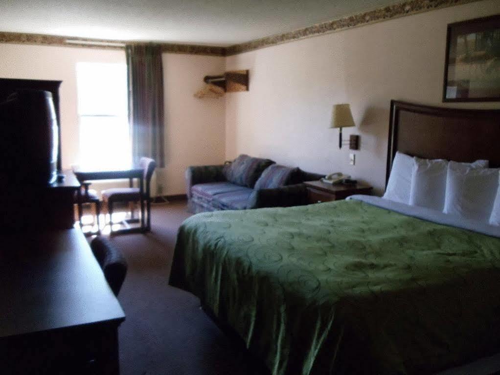 Clairmont Inn & Suites - Warren Zewnętrze zdjęcie